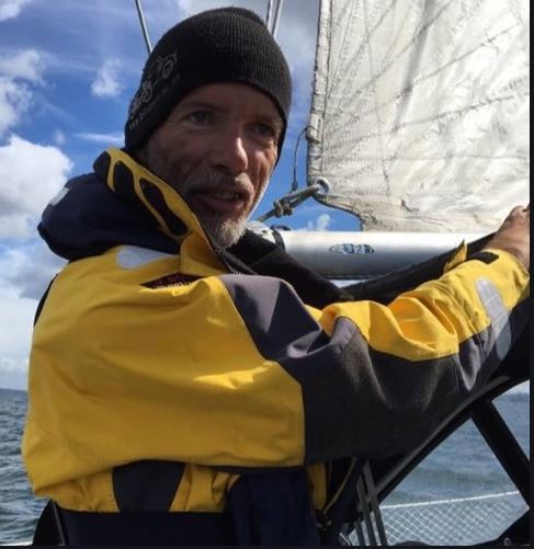 Mannen og hans hund på tur